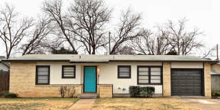 Great 3/2/1 with Two Living Areas Gallery 1