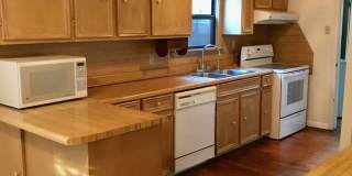 Charming 3 Bedroom Home - Large Backyard - Carport Gallery 8