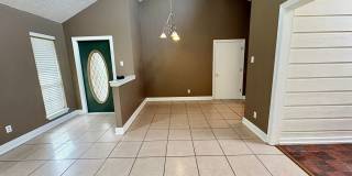 Spacious 3 Bedroom, 2 Bath Home Close to Restaurants & Shopping Centers Gallery 5