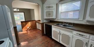 3 bedroom house with fenced yard & garage Gallery 1