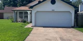2 bedroom House with fenced in yard Gallery 1