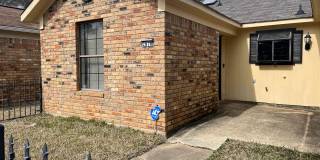 CUTE CUTE CUTE and close to shopping/dining! Gallery 1