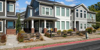 Spacious 3 Bed Townhome in a Convenient Layton Location Gallery 1