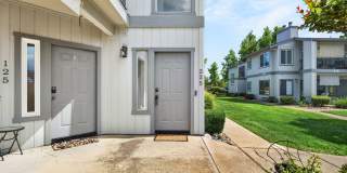 2 Bedroom Condo for Rent in Redding CA | Pool, Spa, Fireplace, Balcony Gallery 6