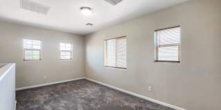 Clean and Comfortable 3 bed 2 bath with loft! Gallery 14