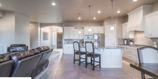 Stunning 2 Bedroom Fully Furnished Home. Community Pool & Mini Golf! Gallery 28