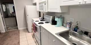 SOUTHWOOD: Detached Studio - Utilities Included Gallery 4