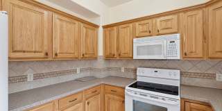 Spacious Sun-filled 3 bed 2.5 Bath Townhouse Gallery 3