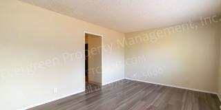 3-Bedroom Home Near Dining and Shopping Gallery 32