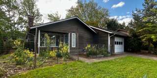 Charming 3 bedroom/1 bathroom Home Gallery 1