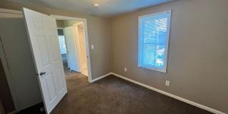 Cozy 2 Bedroom Home with Large Backyard Gallery 13