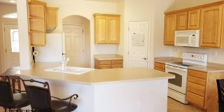 3 Bedroom, One Level Furnished Home in Emerald Ridge Gallery 11