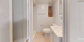 Four Bedroom 2,500 Square Foot House W/Back Patio, Multiple Kitchens/Laundry Facilities Gallery 21