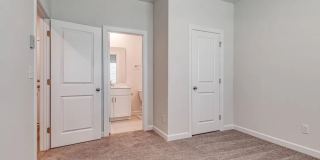 Room in 4 Bedroom Home at Tears Ln Gallery 16