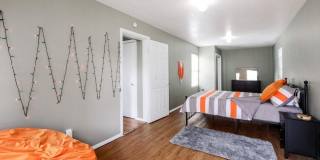 West Campus Cottage! Gallery 24