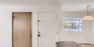 LOVELY 2 bedroom Condo Ready for Immediate Move in!! Gallery 21