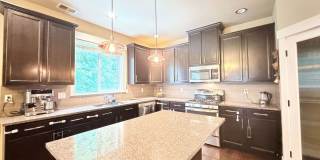Beautiful 4BR Home in Woodloch | 2-Car Garage, A/C & Bonus Loft Gallery 7