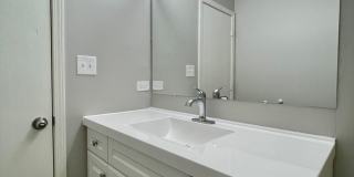 RENOVATED APARTMENT WITH IN-UNIT WASHER-DRYER & GARAGE PARKING! Gallery 19