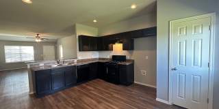 Charming 4 bed 2 bath in Hunters Spring *  Mustang schools Gallery 15