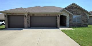 4 Bedroom home with fenced backyard Gallery 3