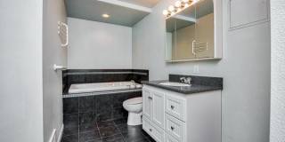 Redmond Condo with 2 Parking Spaces Included Gallery 10