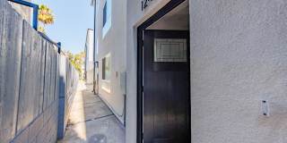Massive Luxury 4 Beds with 2-3 Parking Spots Gallery 17