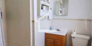 Conveniently located, beautifully maintained Apt with modern appliances.  A/C.  Near Public Transport! Gallery 7