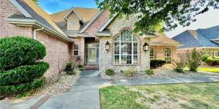 Prime Location 4 Bedroom 3 1/2 bath 2 garages! Gallery 3