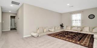 Spacious 5BR House in Riverview Gallery 17
