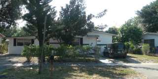 Large 4-2 with fenced backyard Gallery 1