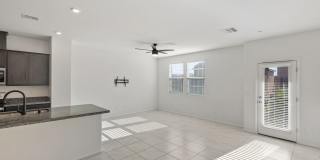 LIKE NEW 3 BEDROOM TOWNHOME Gallery 4