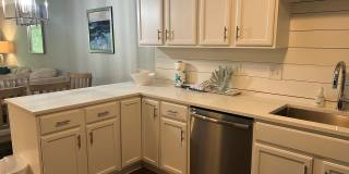 Walk to the Beach! Beautifully Remodeled/Furnished Fiddler's Cove Gallery 4