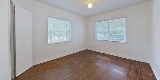Charming Apartment with Wood Floors & Convenient Amenities Gallery 10