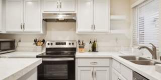 Upstairs Bright 2 bedroom Condo Gallery 21
