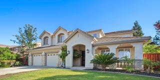 Grand 5-Bedroom Estate — Space, Style & Sophistication Gallery 1