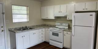 2Bed/1Bath Duplex Gallery 4