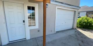 Great 2 bedroom Apartment with Garage! Gallery 1