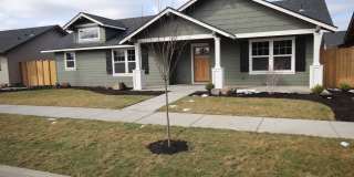 Redmond, 3 Bdrm, 2 Bath House, All Appliances, Gas Fireplace, Double Garage Gallery 1