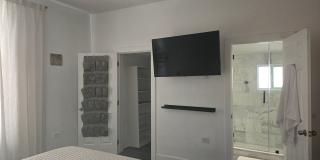 Beautiful Renovated Historical Home by Downtown SA! Gallery 40