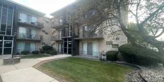 Charming 2BR Condo in Lansing Gallery 1