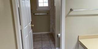 Darling 1 Bed, 1.5 Bath Townhouse with small Fenced Yard! Gallery 27