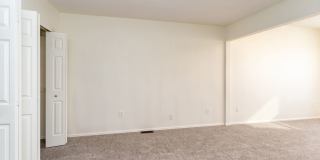 Beautifully Maintained Townhome with Fantastic Amenities Gallery 34