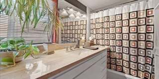 Woodland Hills Mid-Century Modern Retreat Gallery 14