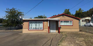 3 bedroom house with Fenced yard Gallery 1