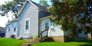 4 bed, 2 bath Home- Close to Local Shops and Restaurants Gallery 1