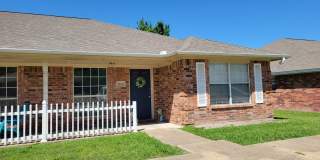 Bryan - 3 Bedroom / 2 Bath / Duplex / Fenced Yard. Gallery 1