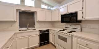 Updated Large 3 bedroom 2 bathroom home Gallery 24