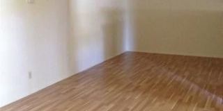 Large Two Bedroom Townhome in Oak Park with a Detached Garage and Carport Space Gallery 4