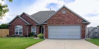 Beautiful 3-Bedroom Midwest City Home with Study, Community Pool & Cul-de-Sac Location Beautiful 3-Bedroom Midwest City Home with Study, Community Pool & Cul-de-Sac Location Gallery 1