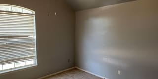 Luxurious and Spacious 3 Bedroom Home in Mustang School District Gallery 16
